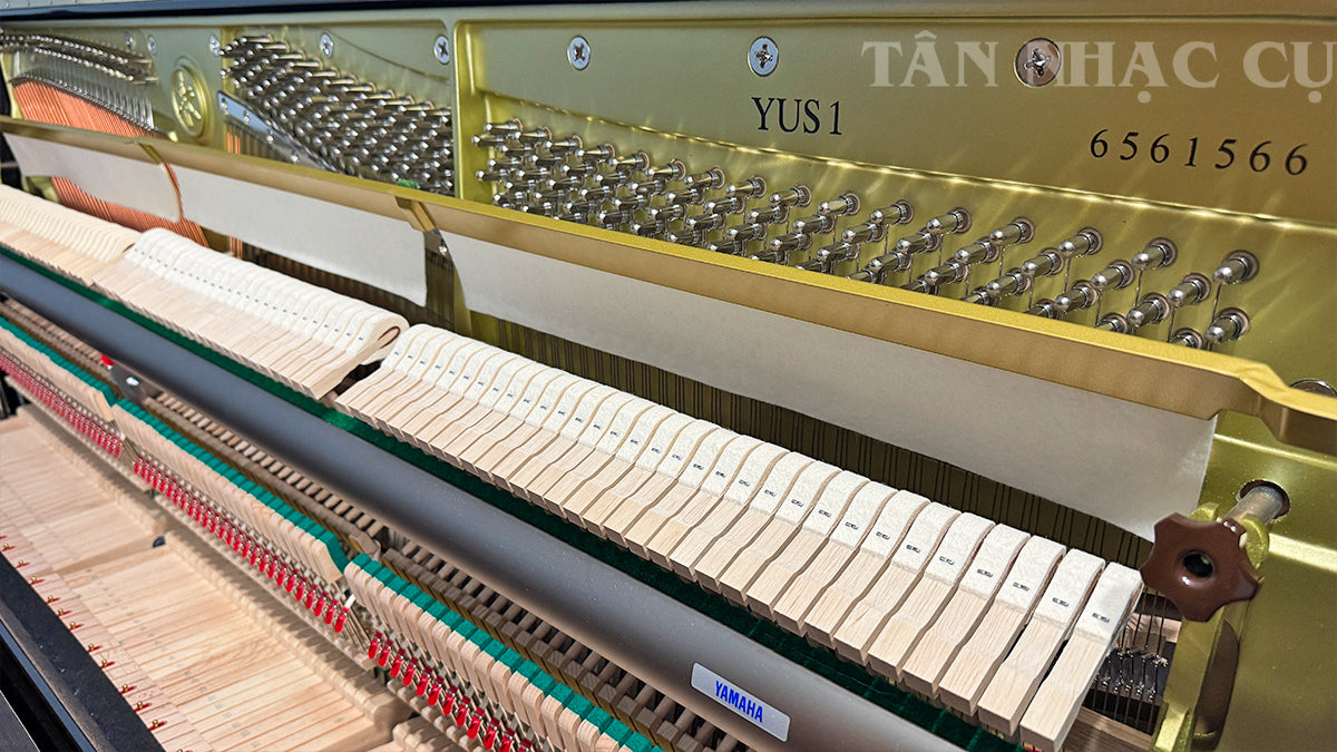Chụp toàn cảnh bộ máy bên trong đàn piano YAMAHA YUS1 với đầy đủ phím đàn, búa đàn, chốt pin, dây đàn, mã đàn YUS1 và số series 6561566