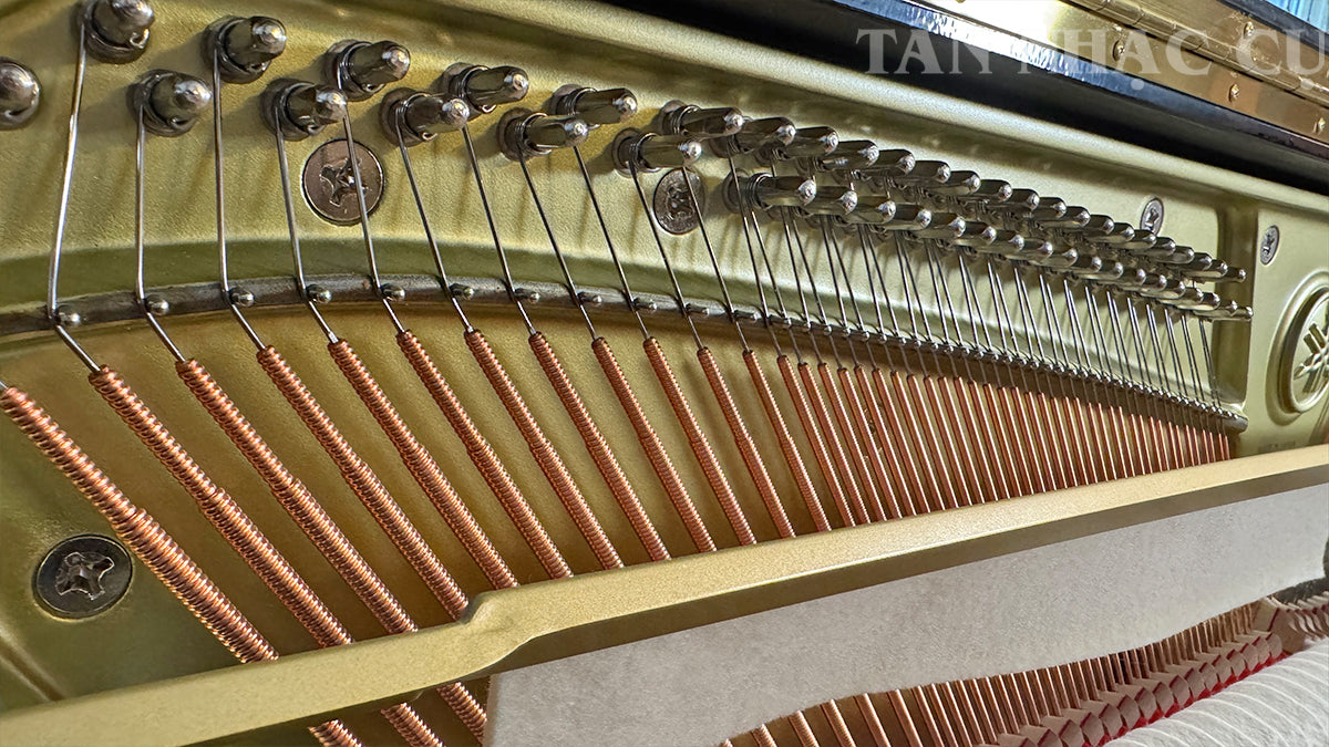 Chụp cận cảnh các chốt pin, bộ dây sáng bóng của đàn piano YAMAHA YUS1 sáng bóng, đẳng cấp của đàn piano cơ upright mới