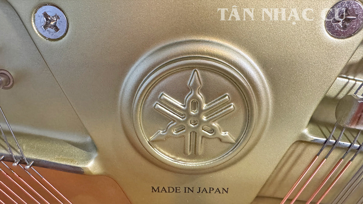 Chụp bên trong bộ máy của đàn piano YAMAHA YUS1 với dòng chữ Made in Japan, thể hiện xuất xứ của đàn