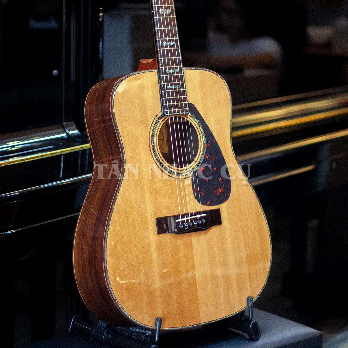Đàn guitar acoustic Ba Đờn D1500 màu Natural – góc nghiêng 3/4 toàn thân
