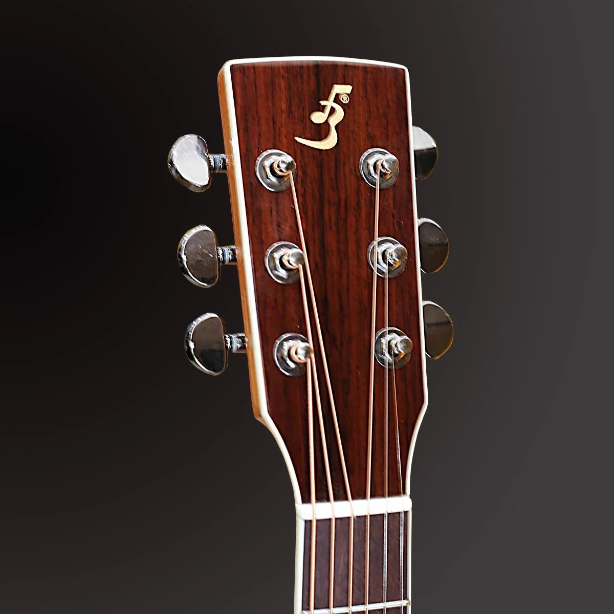 Đàn guitar acoustic Ba Đờn J260 màu Natural – cận đầu đàn và logo Ba Đờn