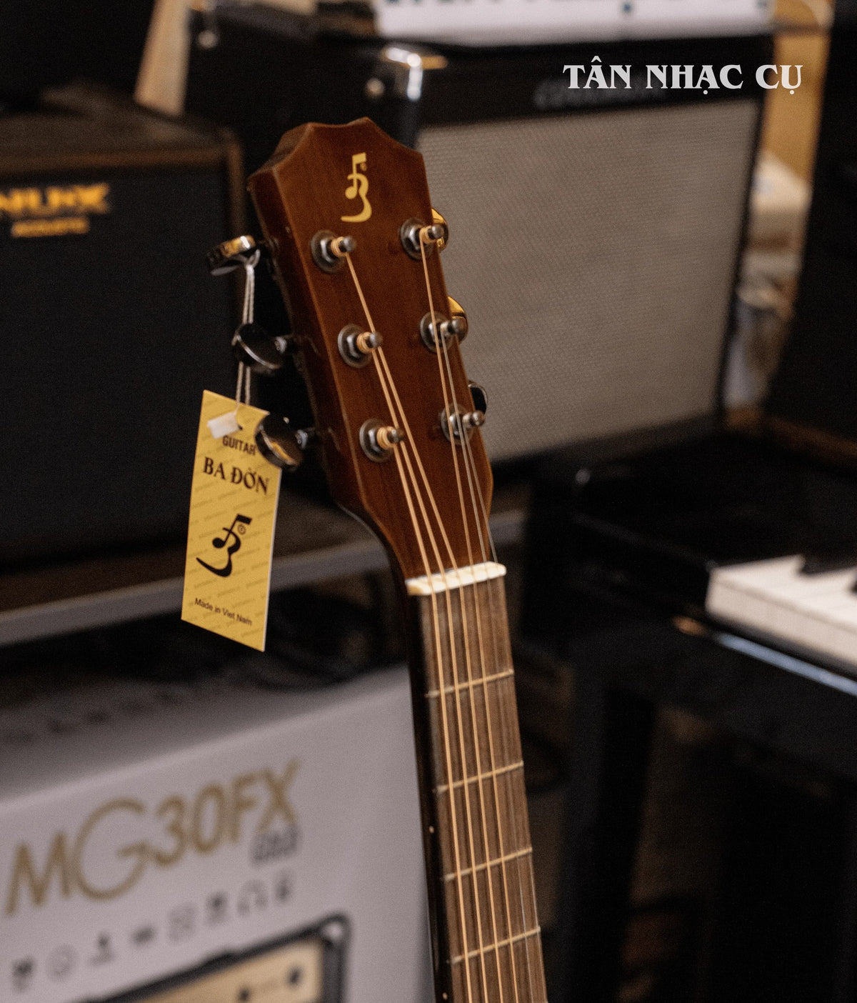 Đàn guitar acoustic Ba Đờn T220 màu Natural – cận đầu đàn và logo Ba Đờn