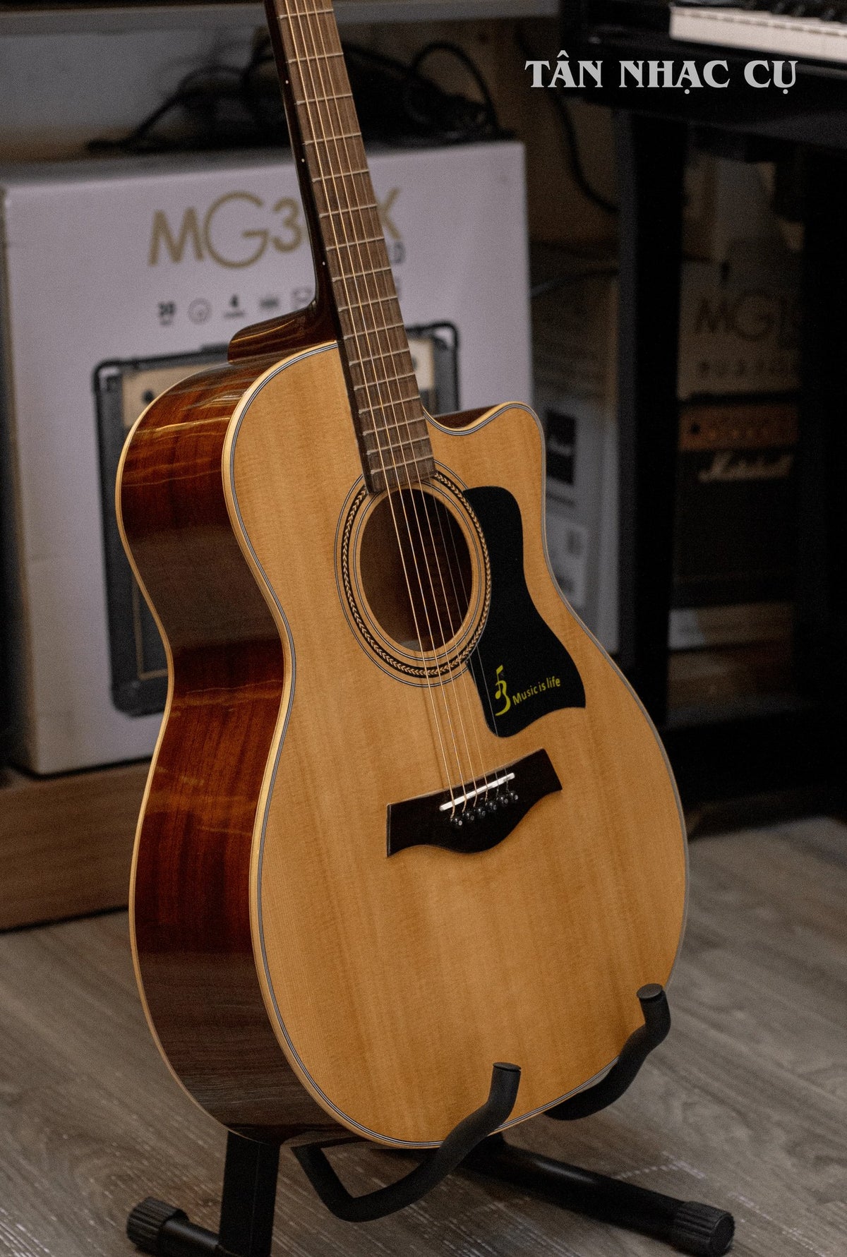 Đàn guitar acoustic Ba Đờn T220 màu Natural – góc nghiêng 3/4 toàn thân