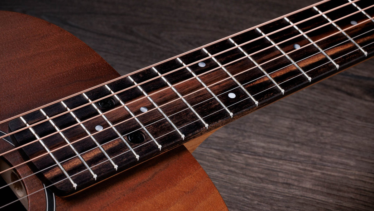 Đàn guitar acoustic Baby Taylor BT-Koa màu Natural – cận cần đàn và mặt phím