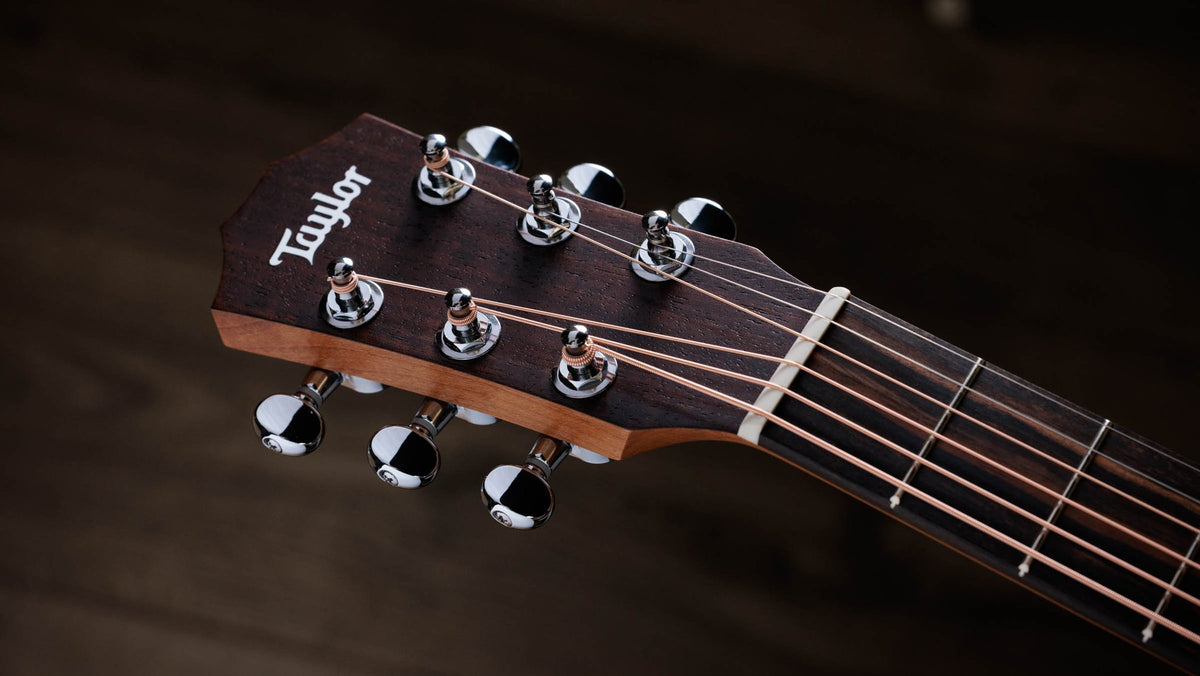 Đàn guitar acoustic Baby Taylor BT-Koa màu Natural – cận đầu đàn và logo Taylor