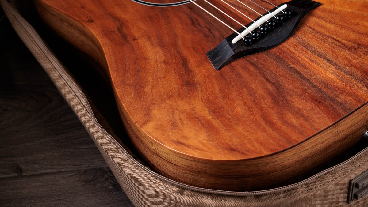 Đàn guitar acoustic Baby Taylor BT-Koa màu Natural – cận lỗ thoát âm và ngựa đàn