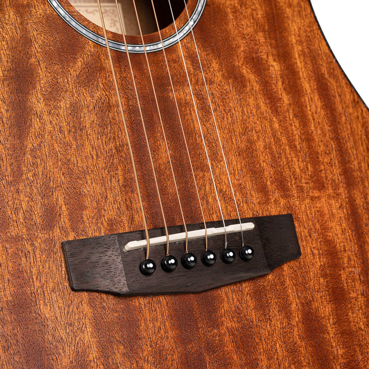 Đàn guitar acoustic Cort AD Mini M màu Open Pore – cận lỗ thoát âm và ngựa đàn