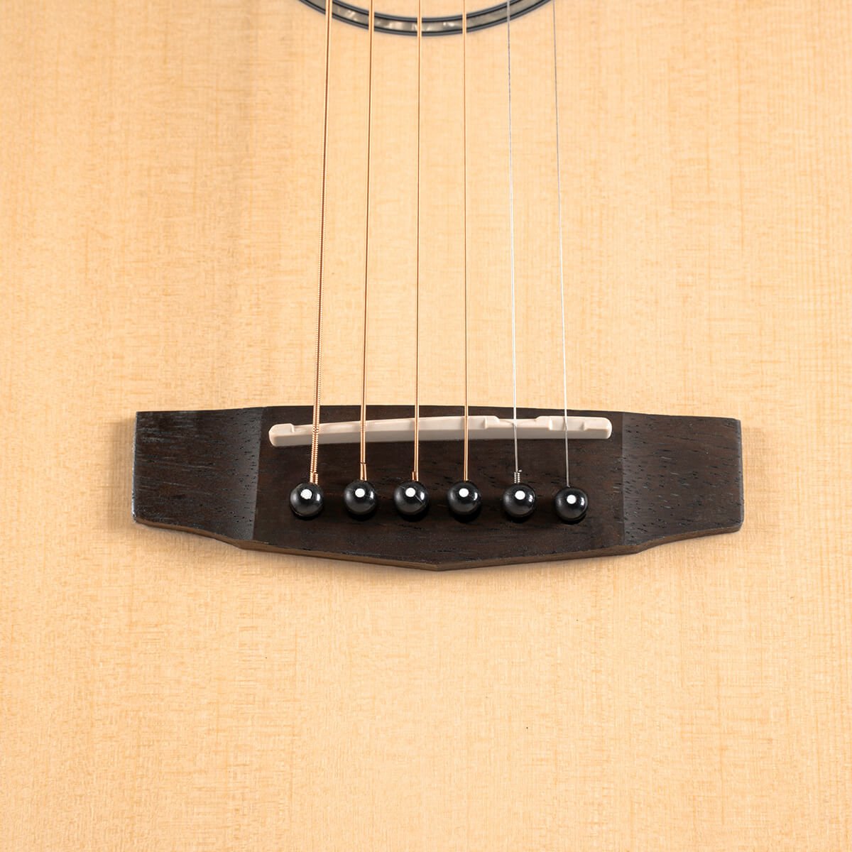Đàn guitar acoustic Cort AD Mini màu Open Pore – cận lỗ thoát âm và ngựa đàn