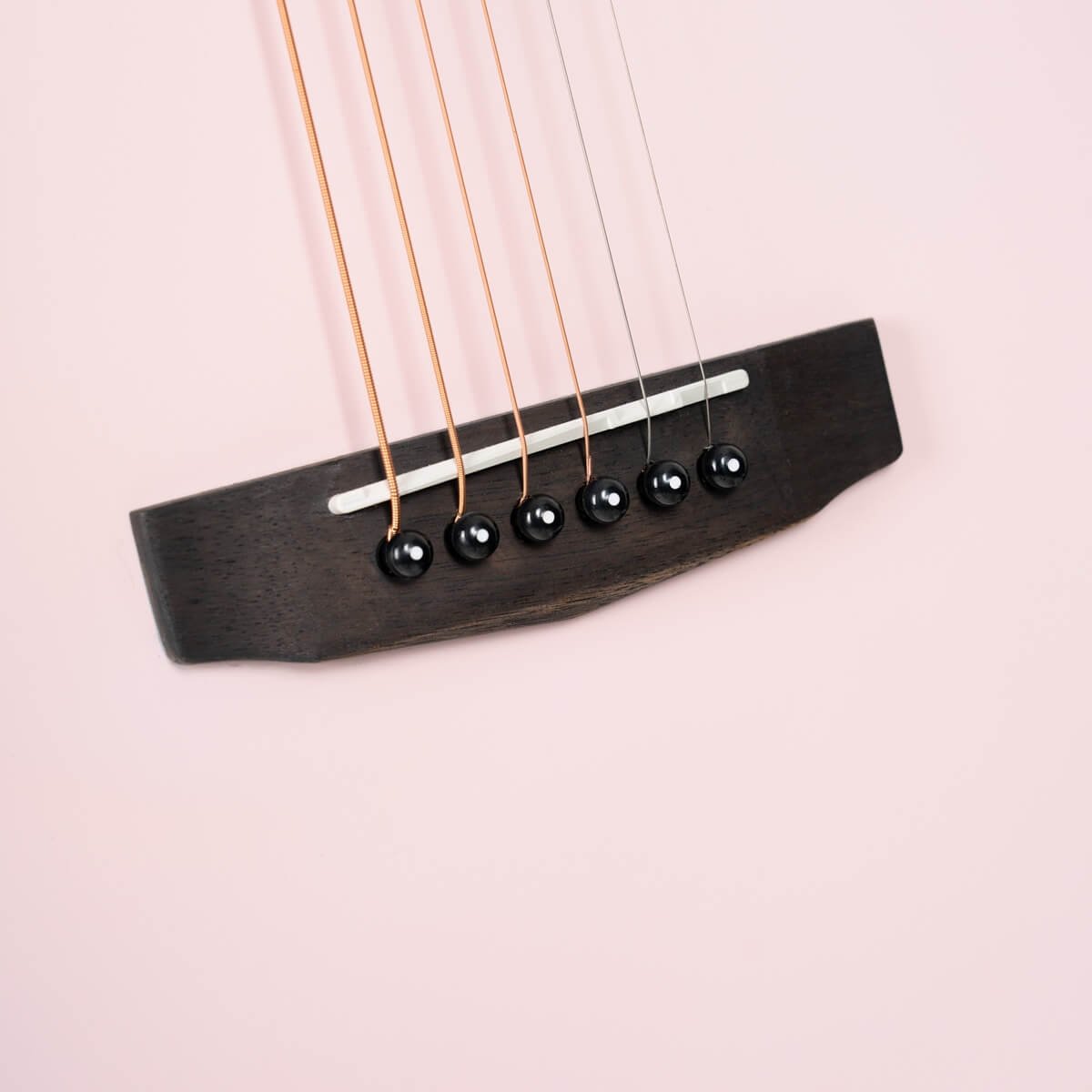 Đàn guitar acoustic Cort AD Mini màu Open Pore Ivory – cận lỗ thoát âm và ngựa đàn