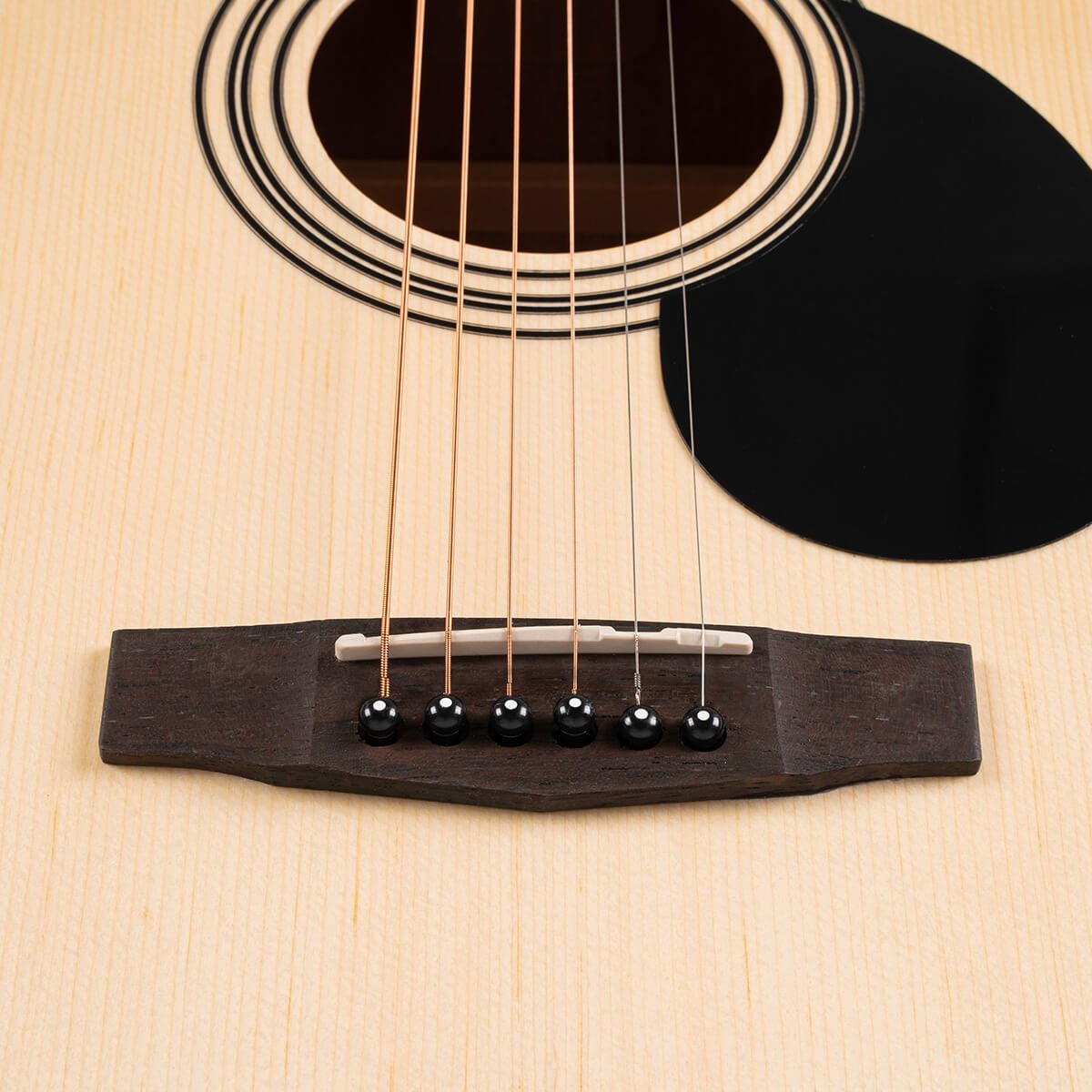Đàn guitar acoustic Cort AF510 màu Open Pore – cận lỗ thoát âm và ngựa đàn