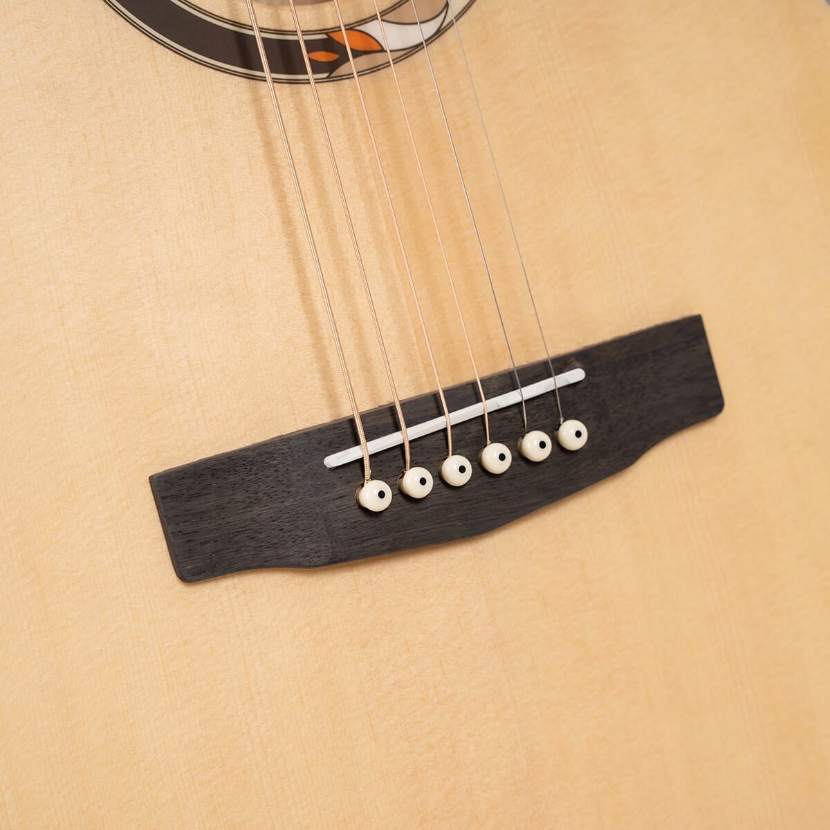 Đàn guitar acoustic Cort Arium màu Open Pore – cận lỗ thoát âm và ngựa đàn