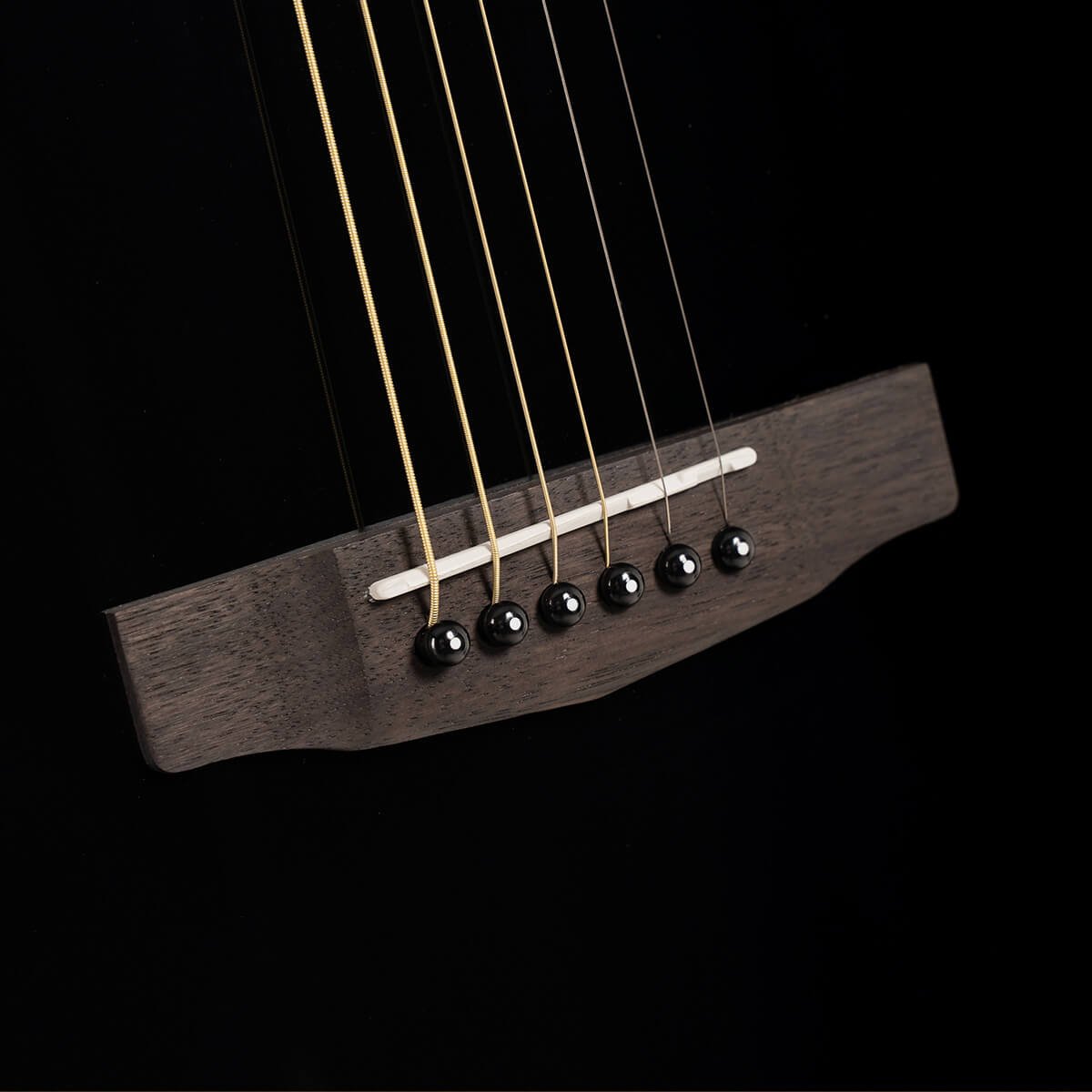 Đàn guitar acoustic Cort L60 màu Black Gloss – cận lỗ thoát âm và ngựa đàn