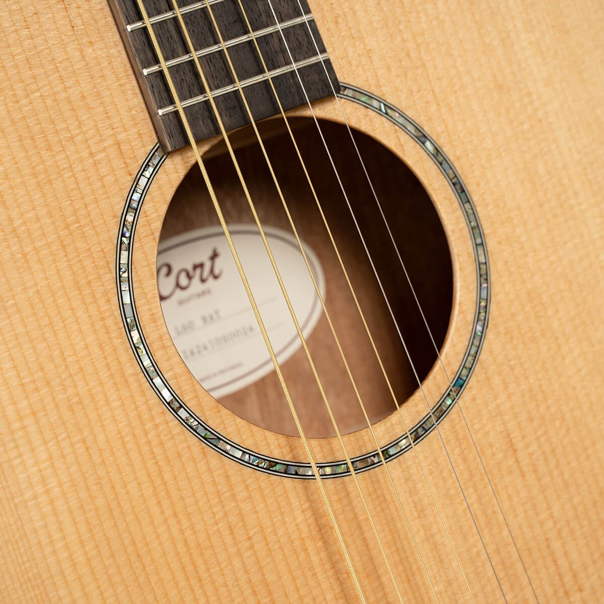 Đàn guitar acoustic Cort L60 màu Natural Gloss – cận hoa văn viền lỗ thoát âm (rosette)