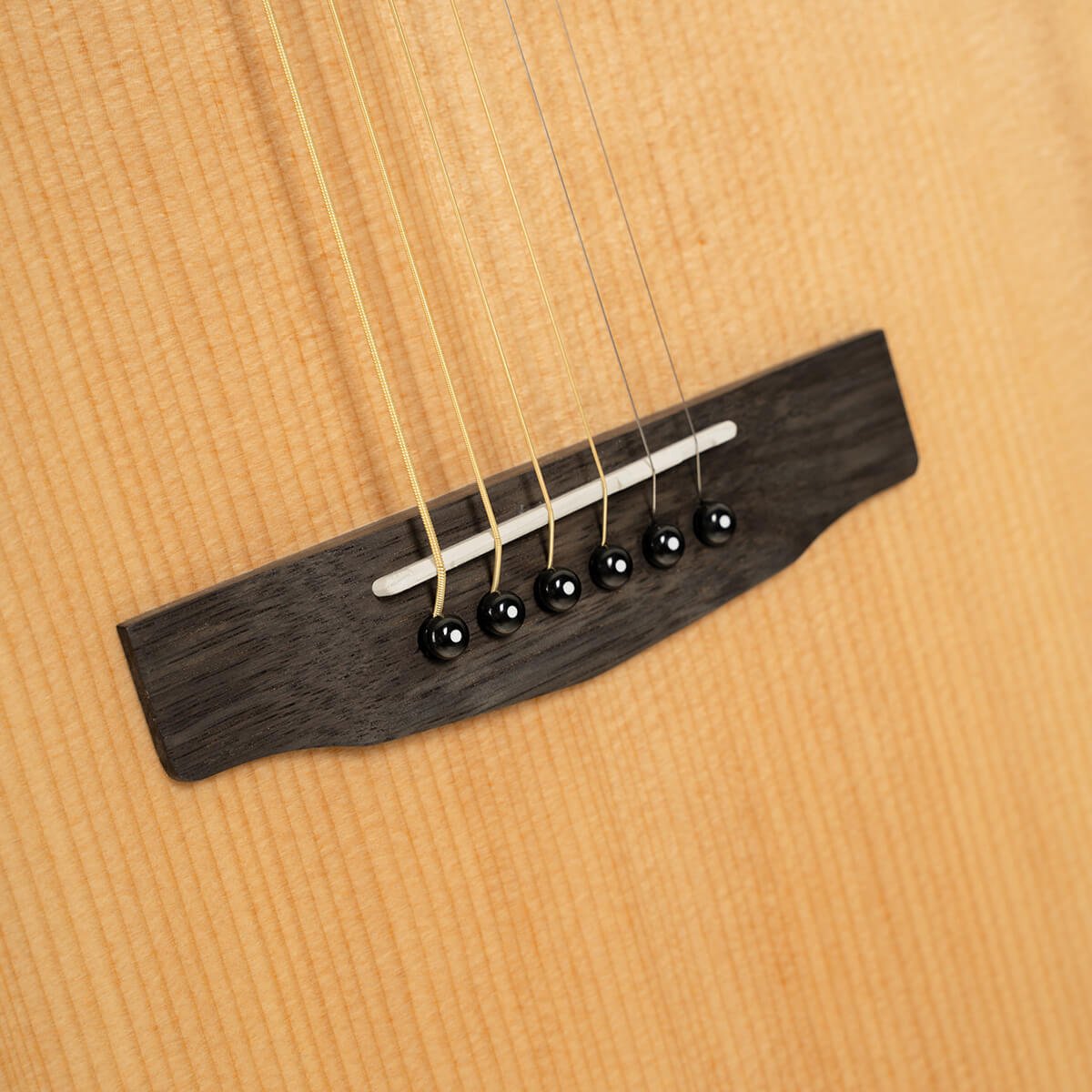 Đàn guitar acoustic Cort L60 màu Natural Gloss – cận lỗ thoát âm và ngựa đàn