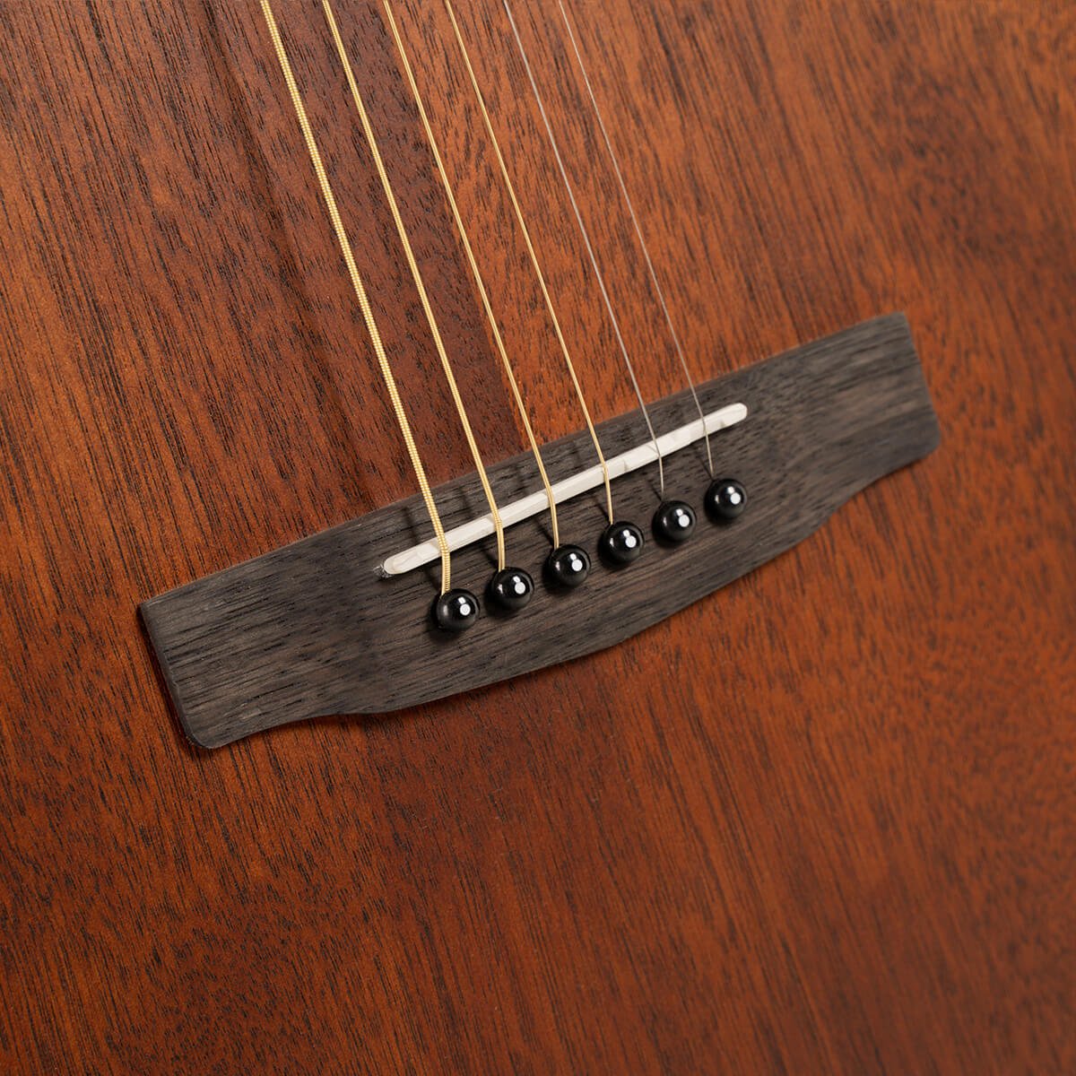 Đàn guitar acoustic Cort L60M màu Open Pore – cận lỗ thoát âm và ngựa đàn