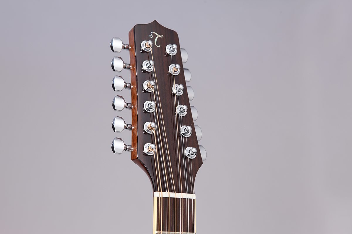 Đàn guitar acoustic điện 12 dây Takamine EF400SC-TT màu Natural sơn bóng – cận đầu đàn và logo Takamine