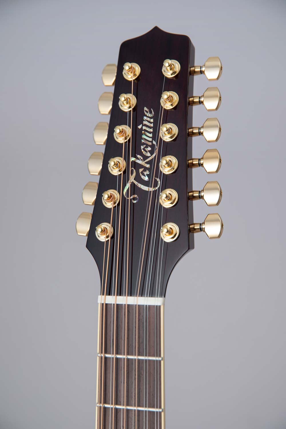 Đàn guitar acoustic điện 12 dây Takamine JJ325SRCL-12 màu đỏ bóng Red Stain – cận đầu đàn và logo Takamine