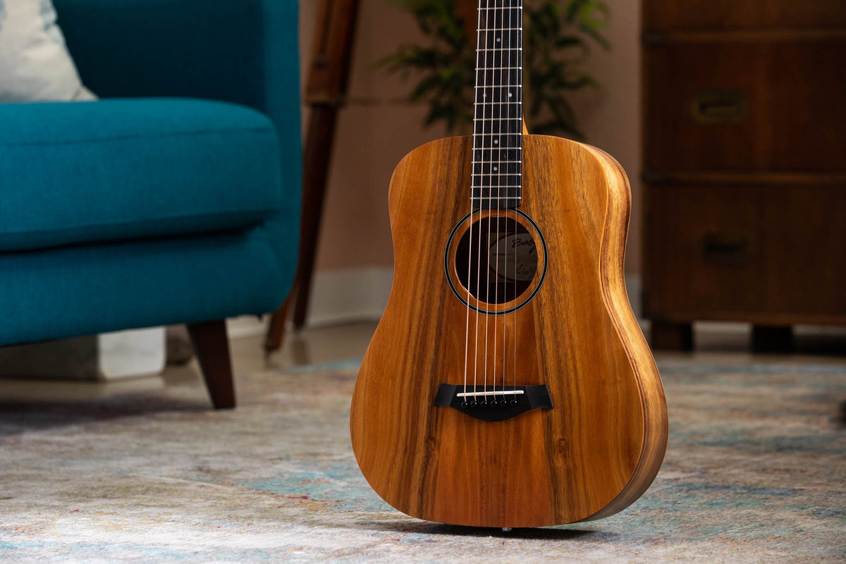 Đàn guitar acoustic điện Baby Taylor BTe Koa màu Natural – ảnh chính hãng chụp nằm ngang