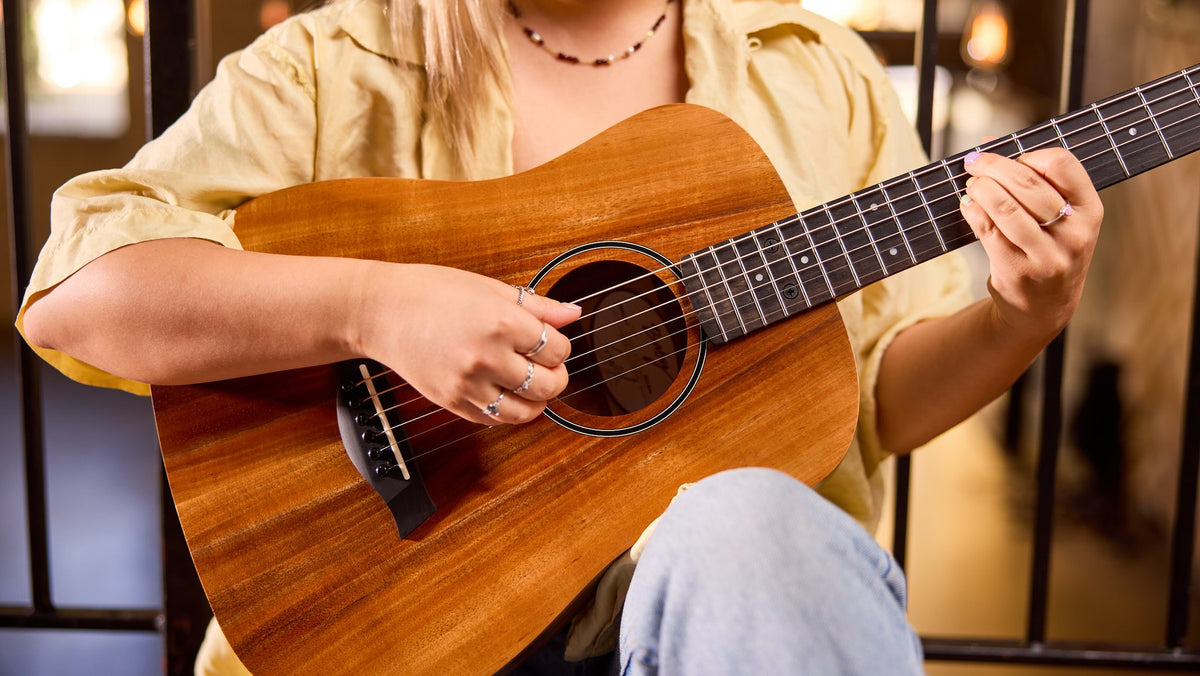 Đàn guitar acoustic điện Baby Taylor BTe Koa màu Natural – ảnh người chơi thực tế (góc 2)