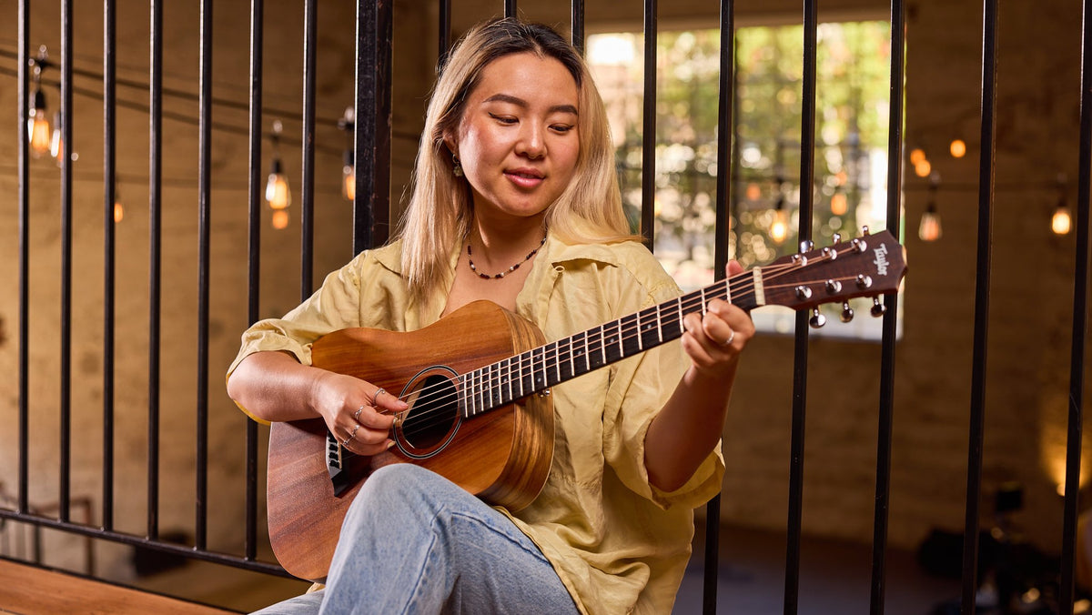 Đàn guitar acoustic điện Baby Taylor BTe Koa màu Natural – ảnh người chơi thực tế