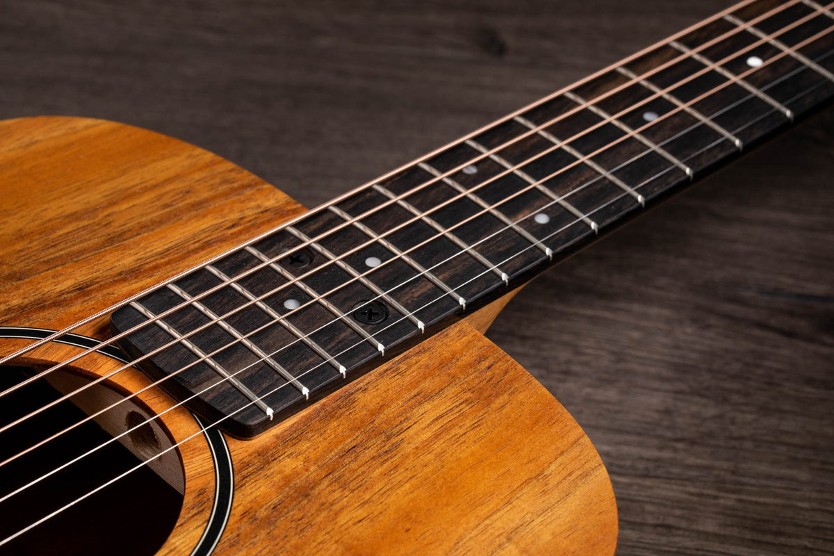 Đàn guitar acoustic điện Baby Taylor BTe Koa màu Natural – cận cần đàn và mặt phím