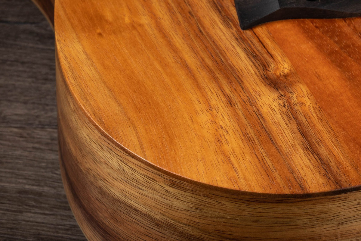 Đàn guitar acoustic điện Baby Taylor BTe Koa màu Natural – cận chi tiết hoàn thiện