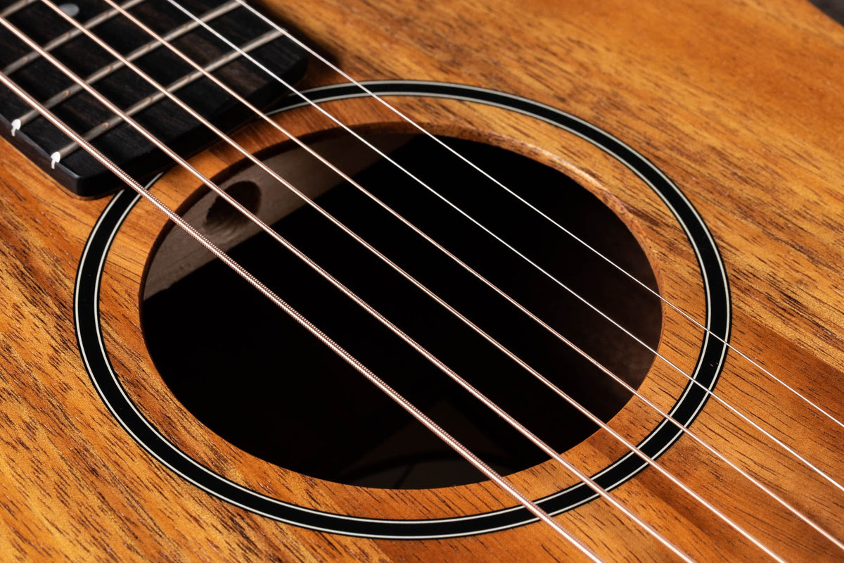 Đàn guitar acoustic điện Baby Taylor BTe Koa màu Natural – cận hoa văn viền lỗ thoát âm (rosette)