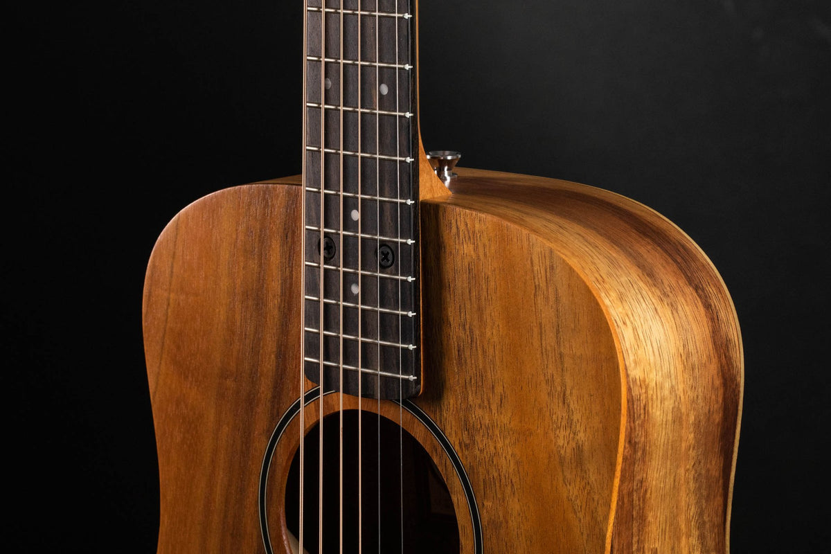 Đàn guitar acoustic điện Baby Taylor BTe Koa màu Natural – cận thùng đàn mặt trước