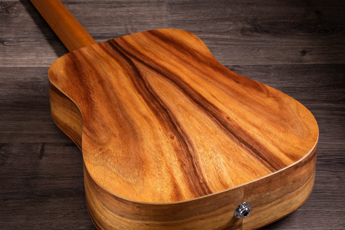 Đàn guitar acoustic điện Baby Taylor BTe Koa màu Natural – cận vân gỗ mặt lưng (góc 2)