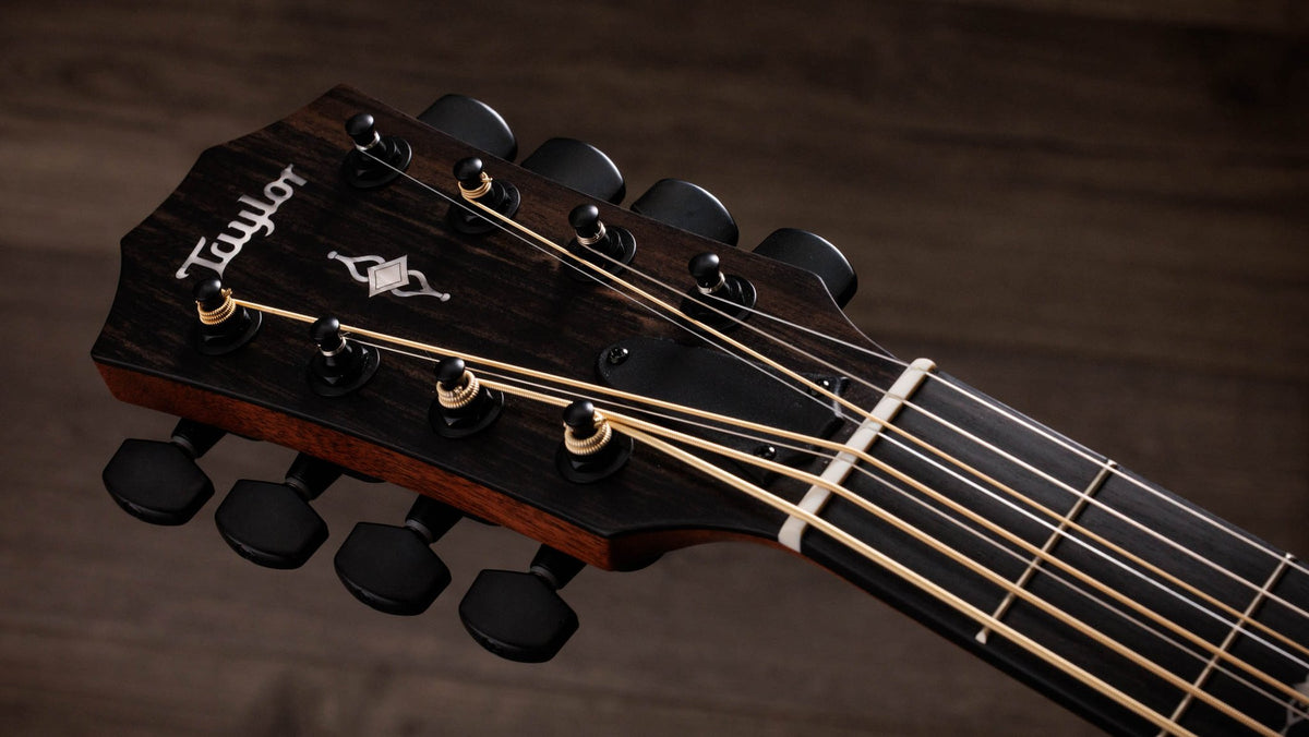 Đàn guitar acoustic điện baritone 8 dây Taylor 324ce Baritone-8 LTD màu Shaded Edgeburst – cận đầu đàn và logo Taylor