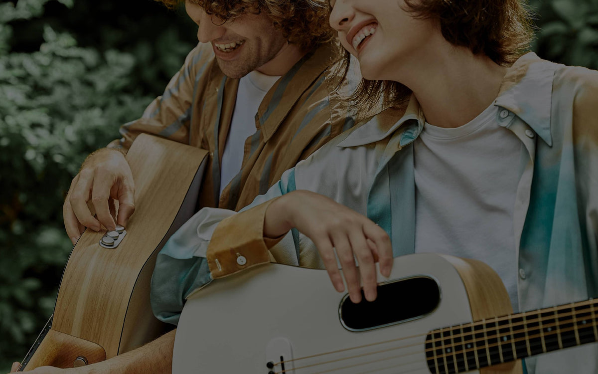 Đàn guitar acoustic Blue Lava Original – ảnh người chơi thực tế (góc 2)