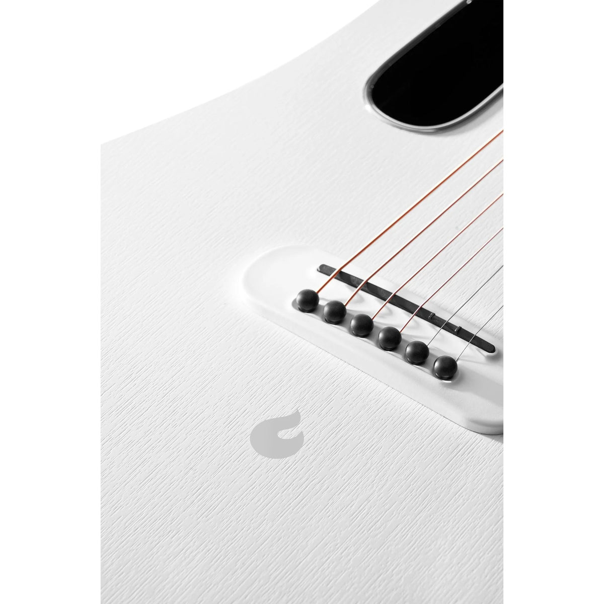 Đàn guitar acoustic điện Blue Lava Original EQ FreeBoost – cận lỗ thoát âm và ngựa đàn