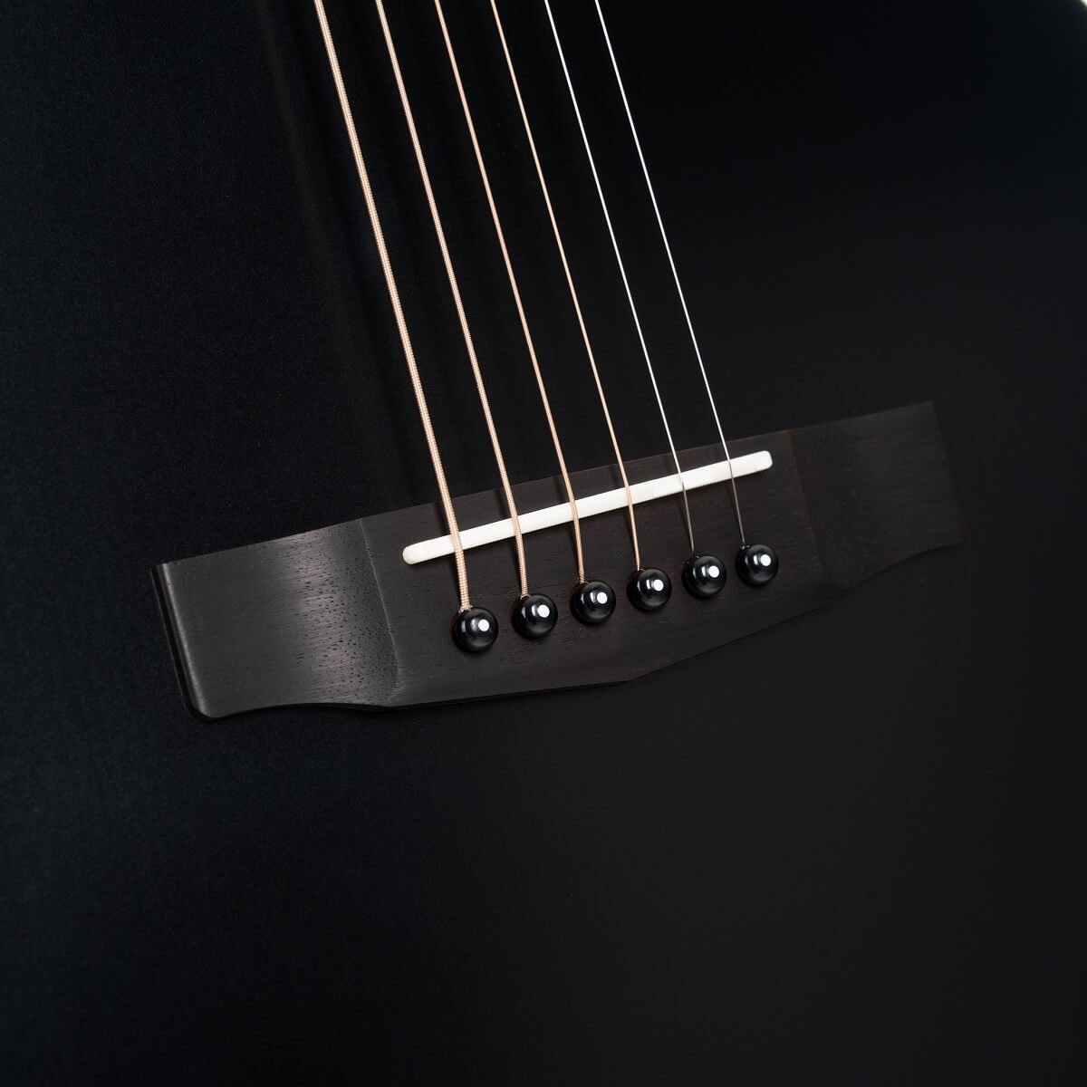 Đàn guitar acoustic điện Cort Core-MC Ovangkol màu Black Top Semi Gloss – cận lỗ thoát âm và ngựa đàn