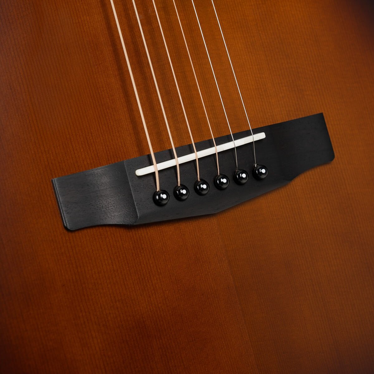 Đàn guitar acoustic điện Cort Core-OC Maple màu Brown Burst Top Semi Gloss – cận lỗ thoát âm và ngựa đàn