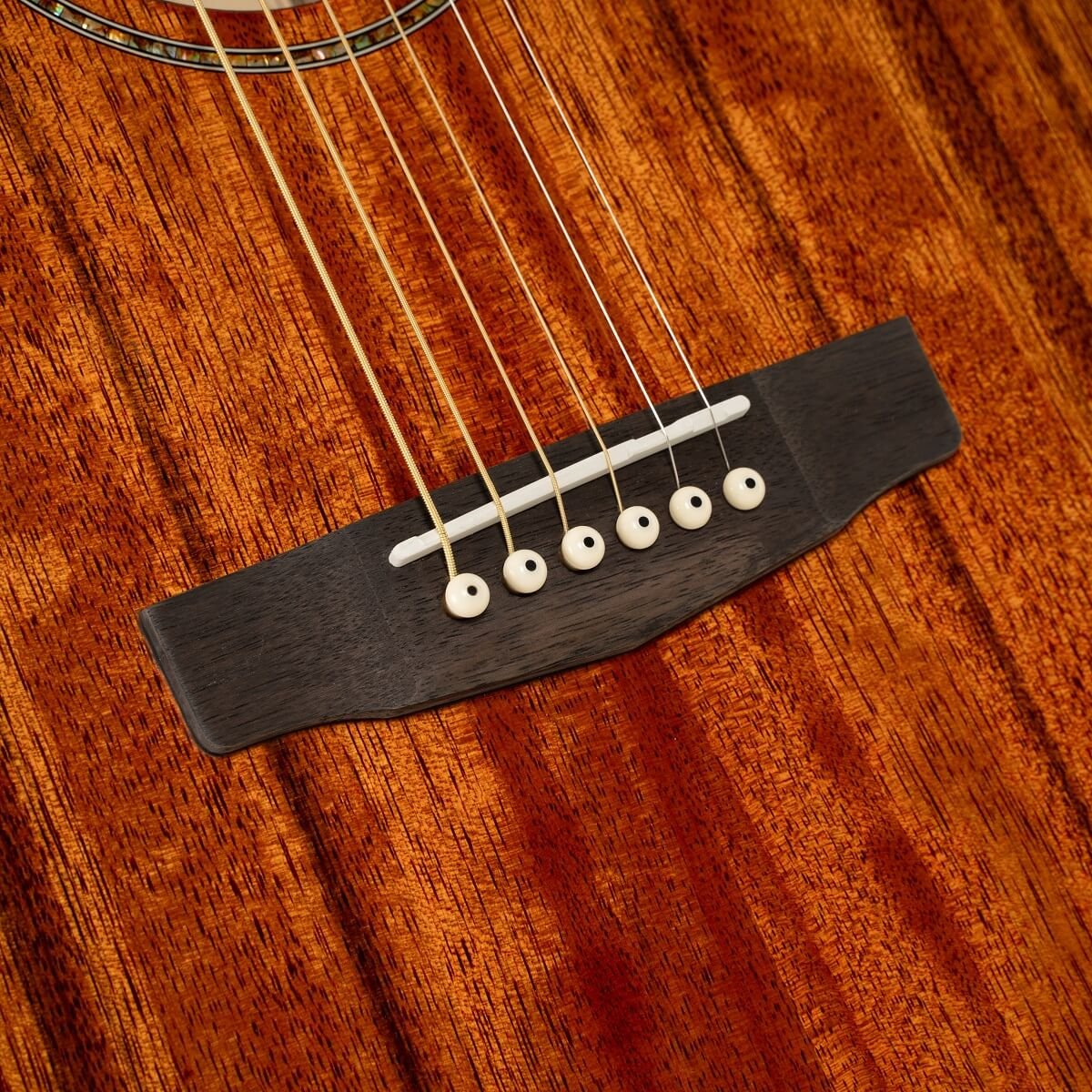 Đàn guitar acoustic điện Cort GA-DAO màu Natural Gloss – cận lỗ thoát âm và ngựa đàn
