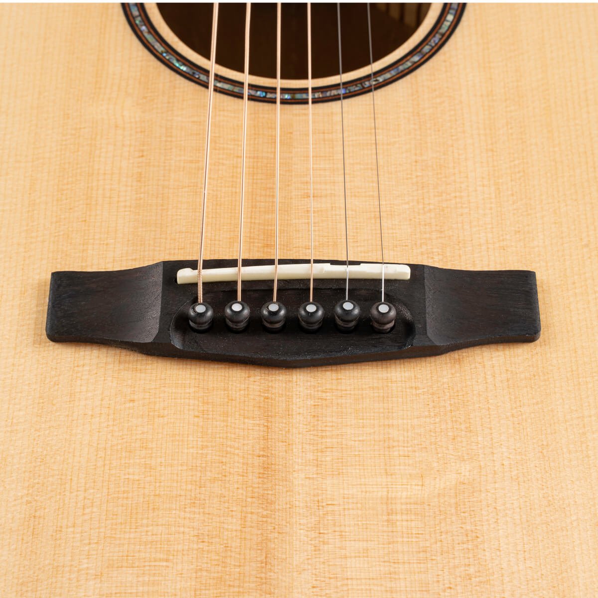 Đàn guitar acoustic điện Cort GA-MY Bevel màu Natural Gloss – cận lỗ thoát âm và ngựa đàn