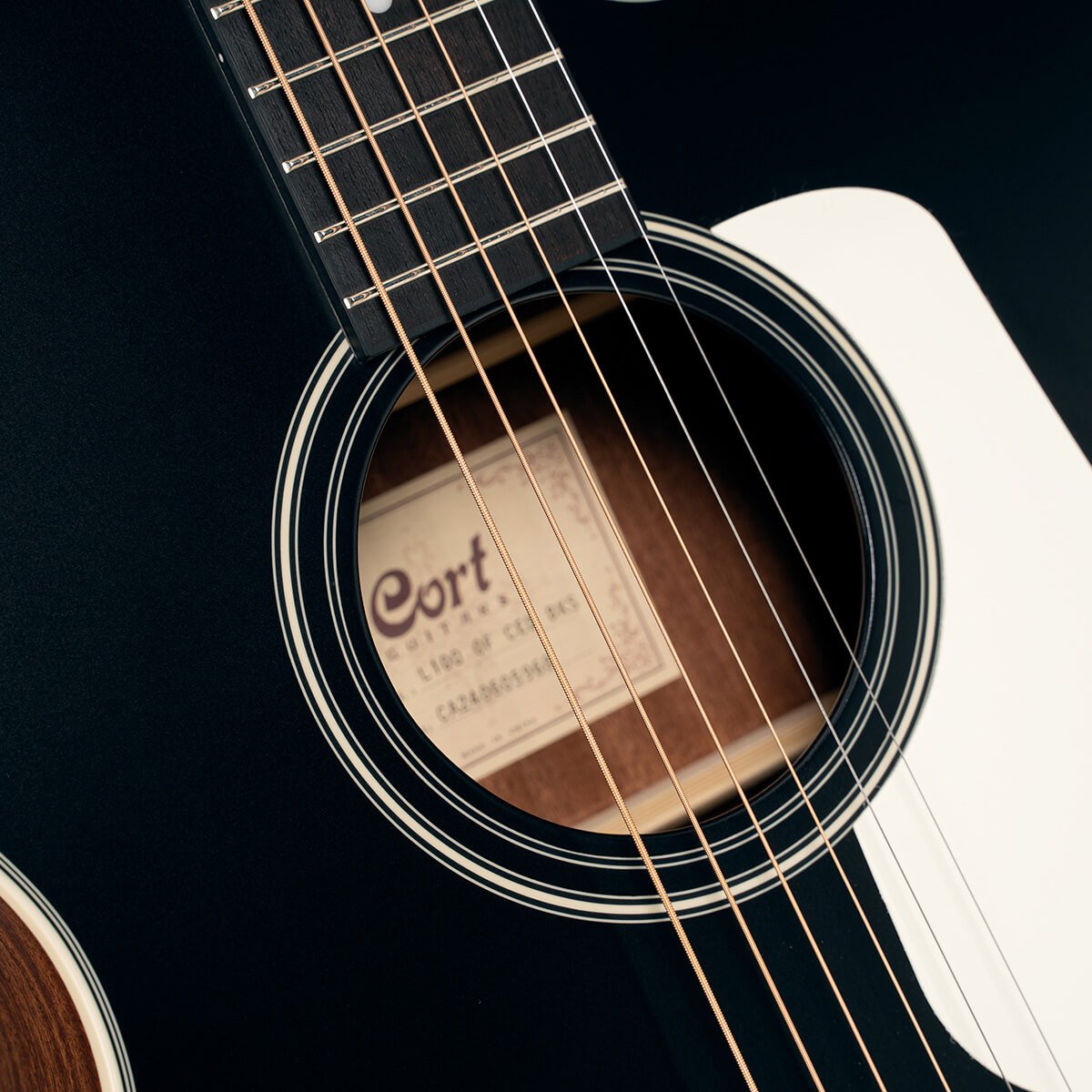 Đàn guitar acoustic điện Cort L100OCF-CED màu Black Satin – cận hoa văn viền lỗ thoát âm (rosette)