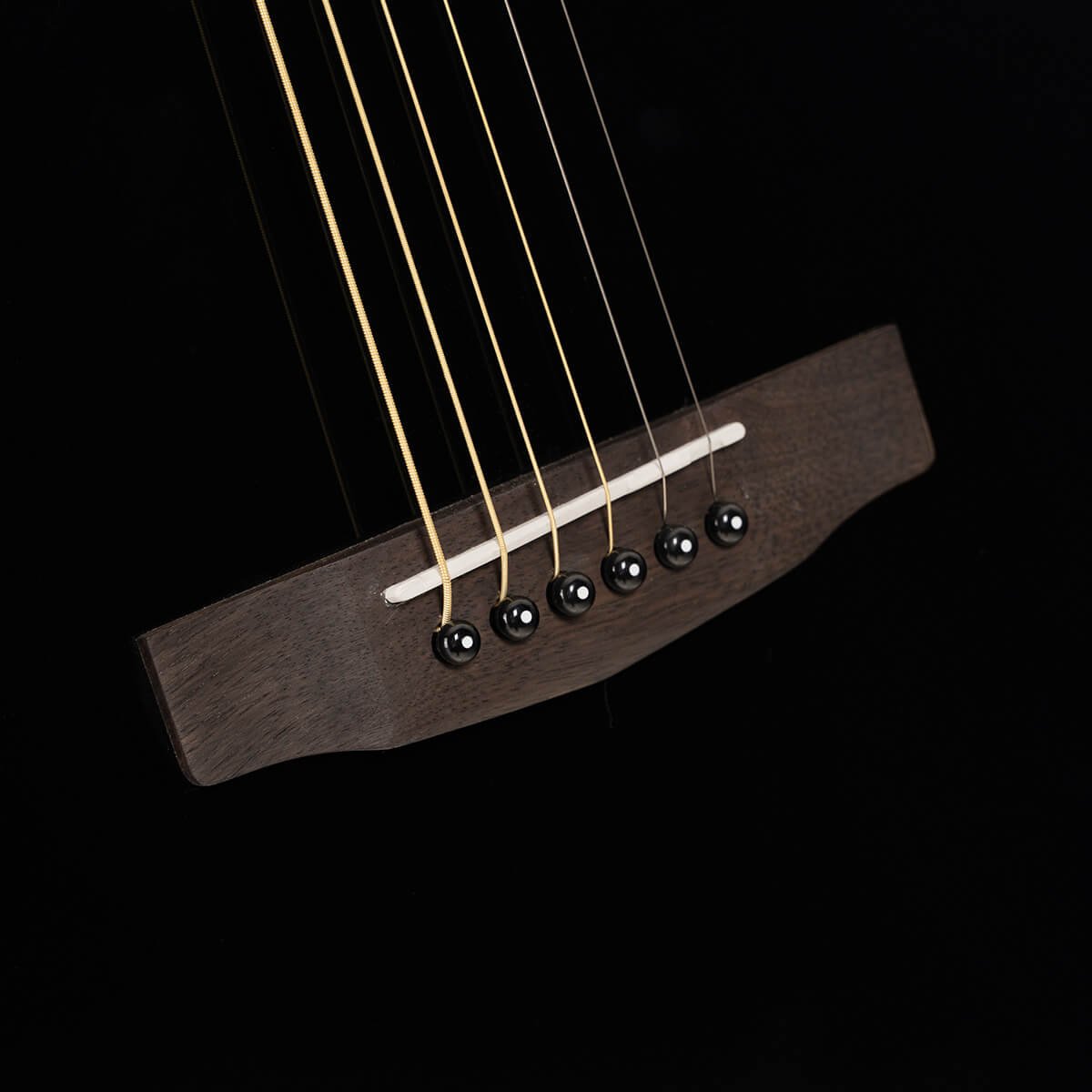 Đàn guitar acoustic điện Cort L60CE màu Black Gloss – cận lỗ thoát âm và ngựa đàn