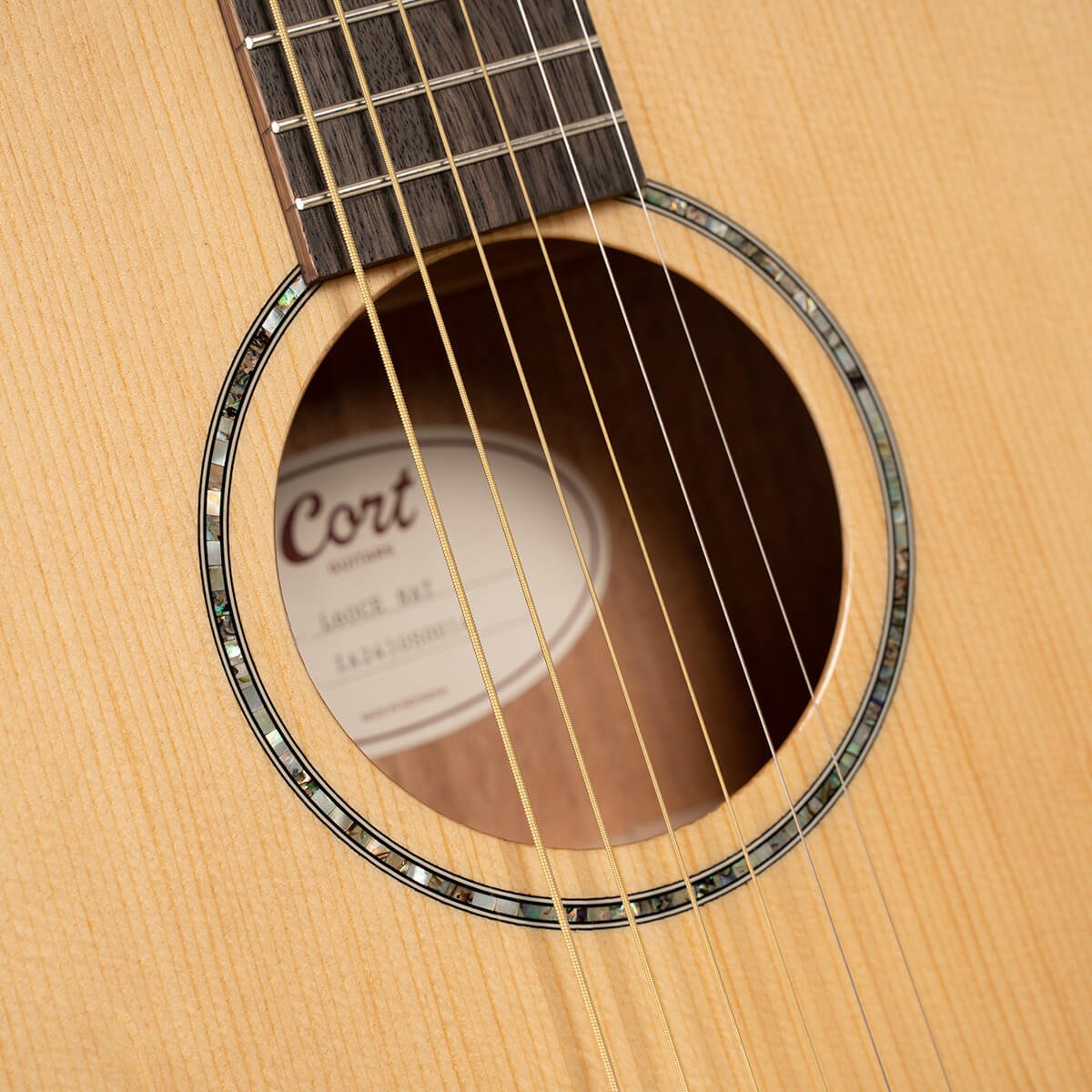 Đàn guitar acoustic điện Cort L60CE màu Natural Gloss – cận hoa văn viền lỗ thoát âm (rosette)
