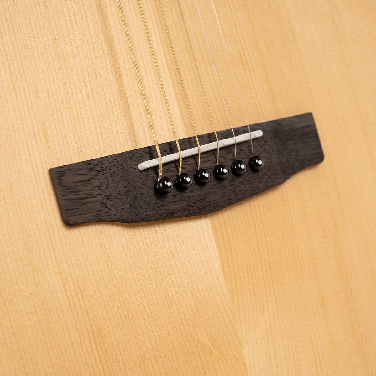 Đàn guitar acoustic điện Cort L60CE màu Natural Gloss – cận lỗ thoát âm và ngựa đàn