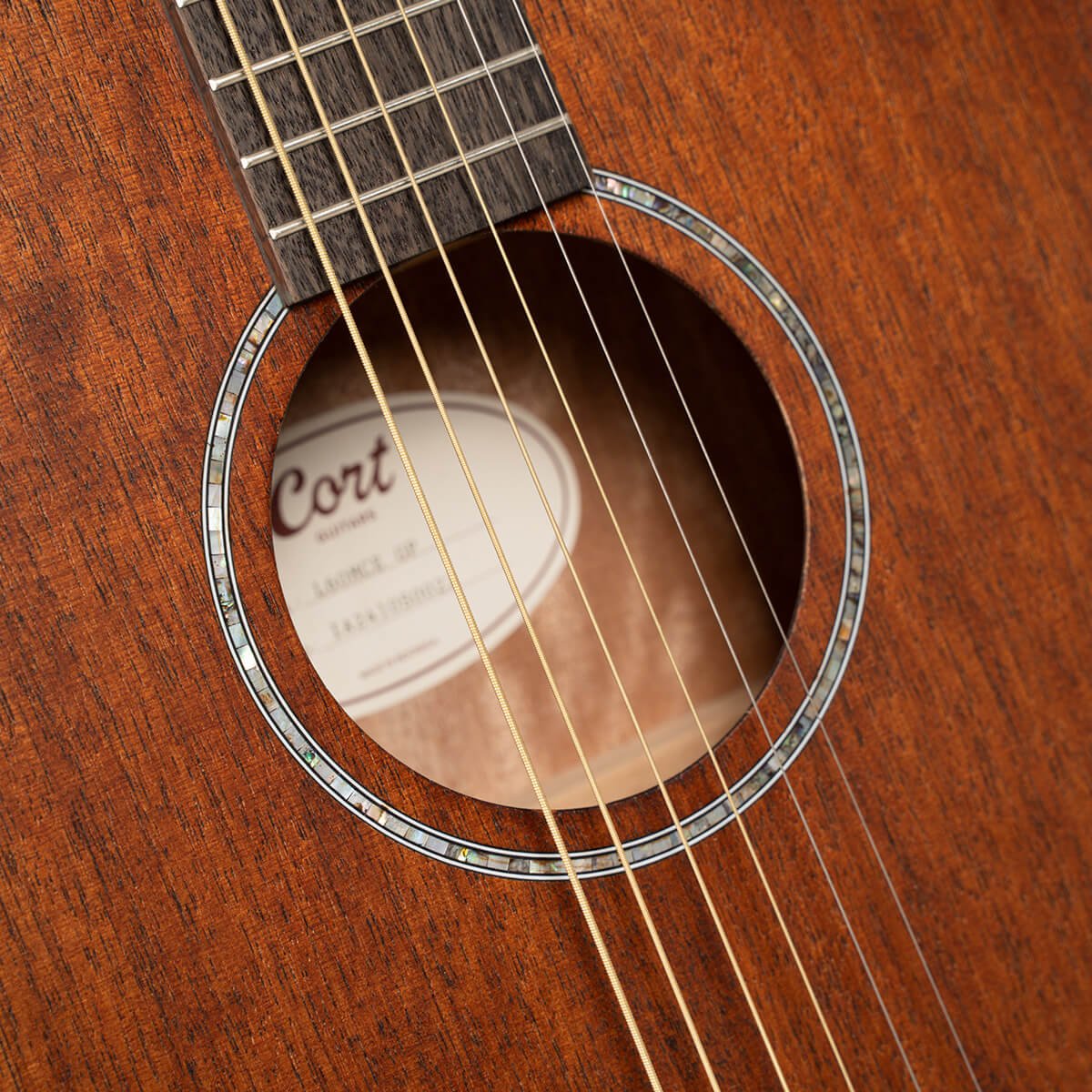 Đàn guitar acoustic điện Cort L60MCE màu Open Pore – cận hoa văn viền lỗ thoát âm (rosette)