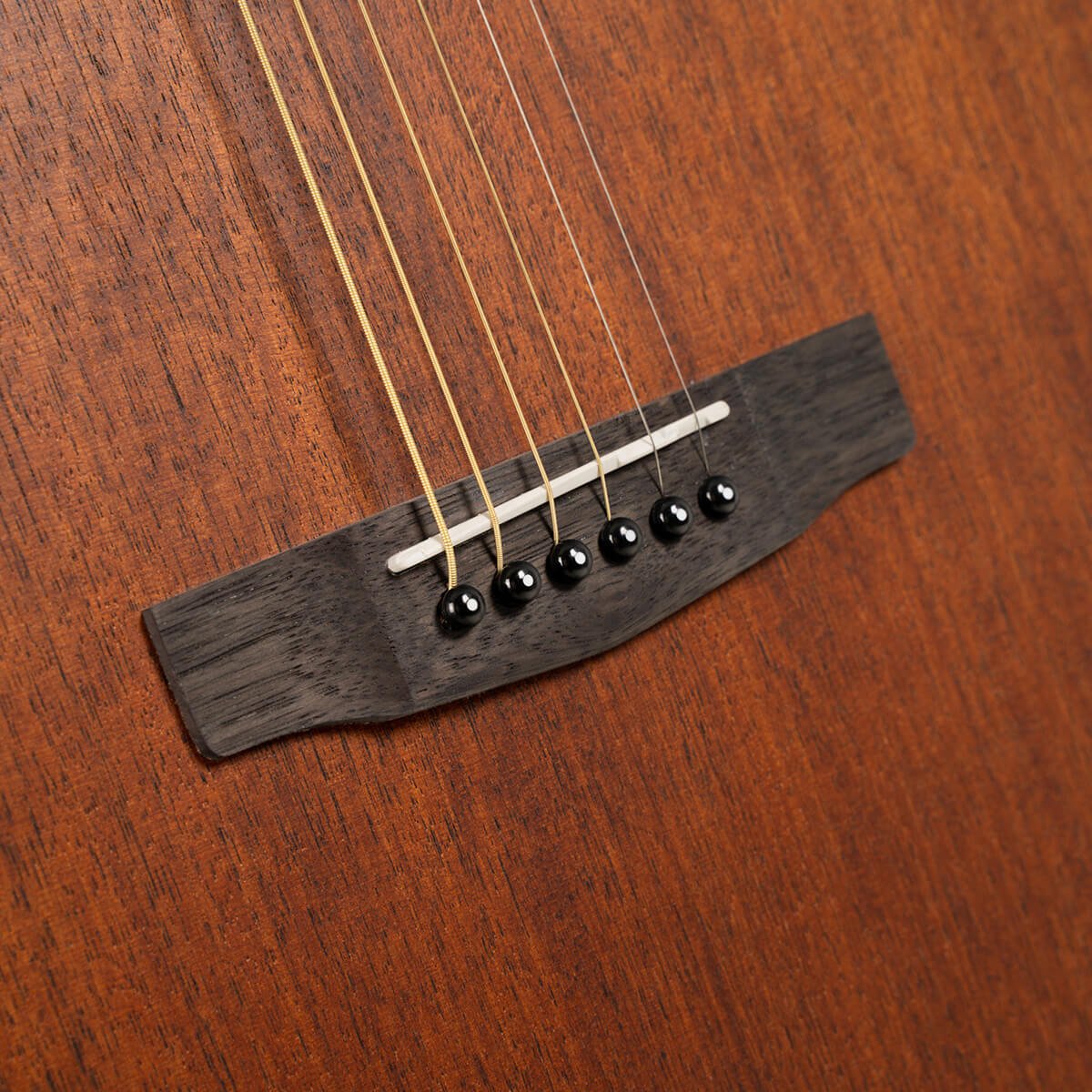 Đàn guitar acoustic điện Cort L60MCE màu Open Pore – cận lỗ thoát âm và ngựa đàn