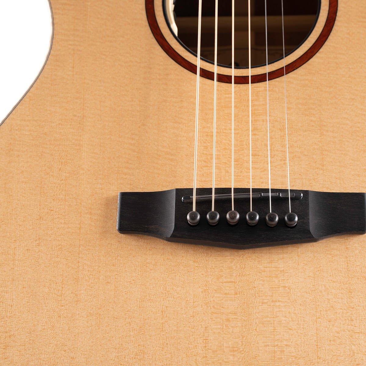 Đàn guitar acoustic điện Cort Little Forest Angel màu Natural Gloss – cận lỗ thoát âm và ngựa đàn