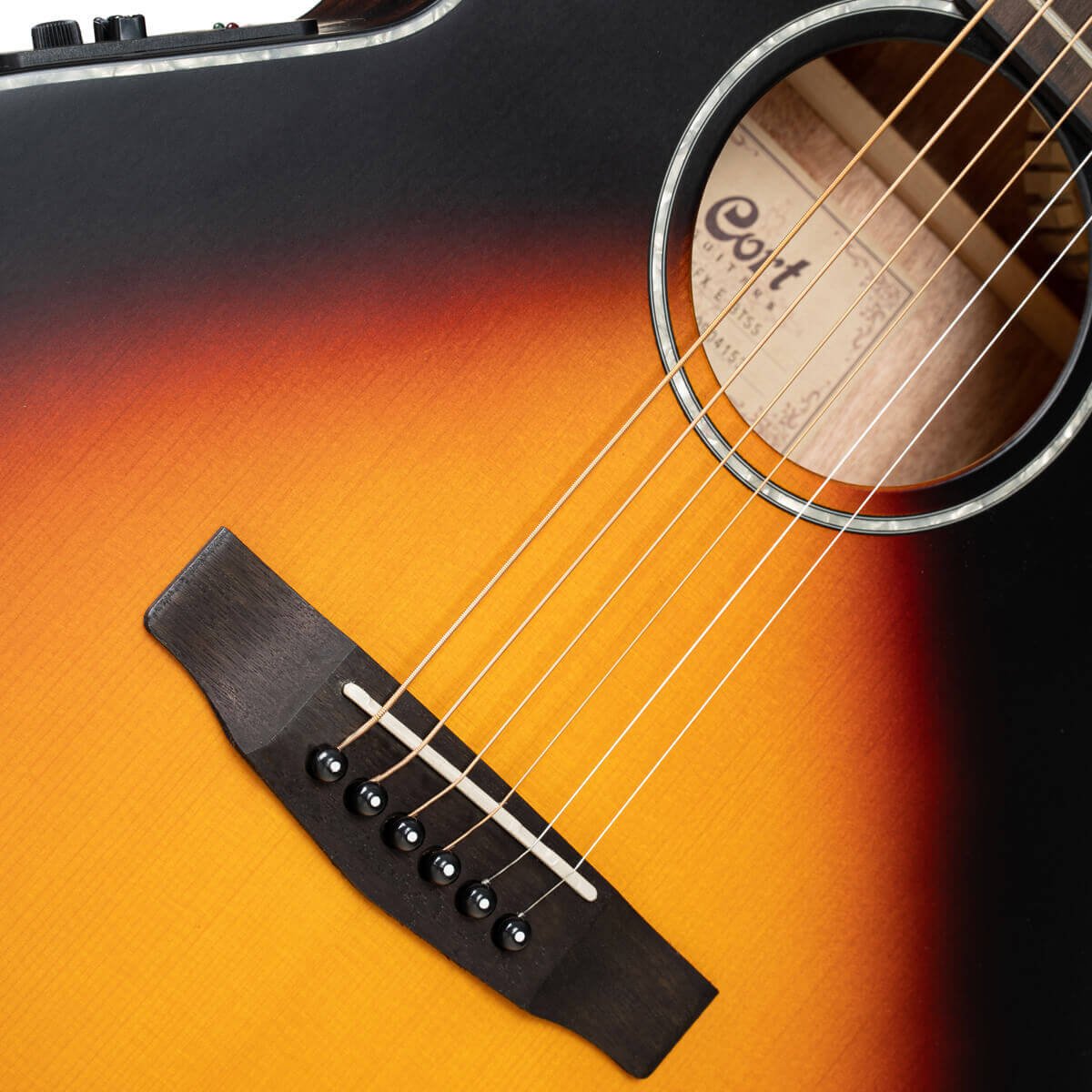 Đàn guitar acoustic điện Cort SFX-E màu 3 Tone Satin Sunburst – cận lỗ thoát âm và ngựa đàn