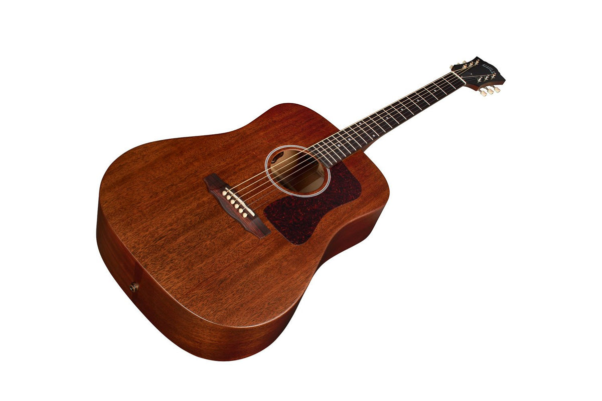 Đàn guitar acoustic điện Guild D-20E màu Natural – góc nghiêng 3/4 toàn thân