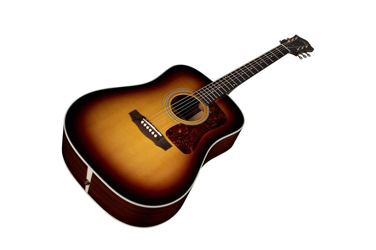 Đàn guitar acoustic điện Guild D-50E Standard màu Antique Burst – góc nghiêng 3/4 toàn thân