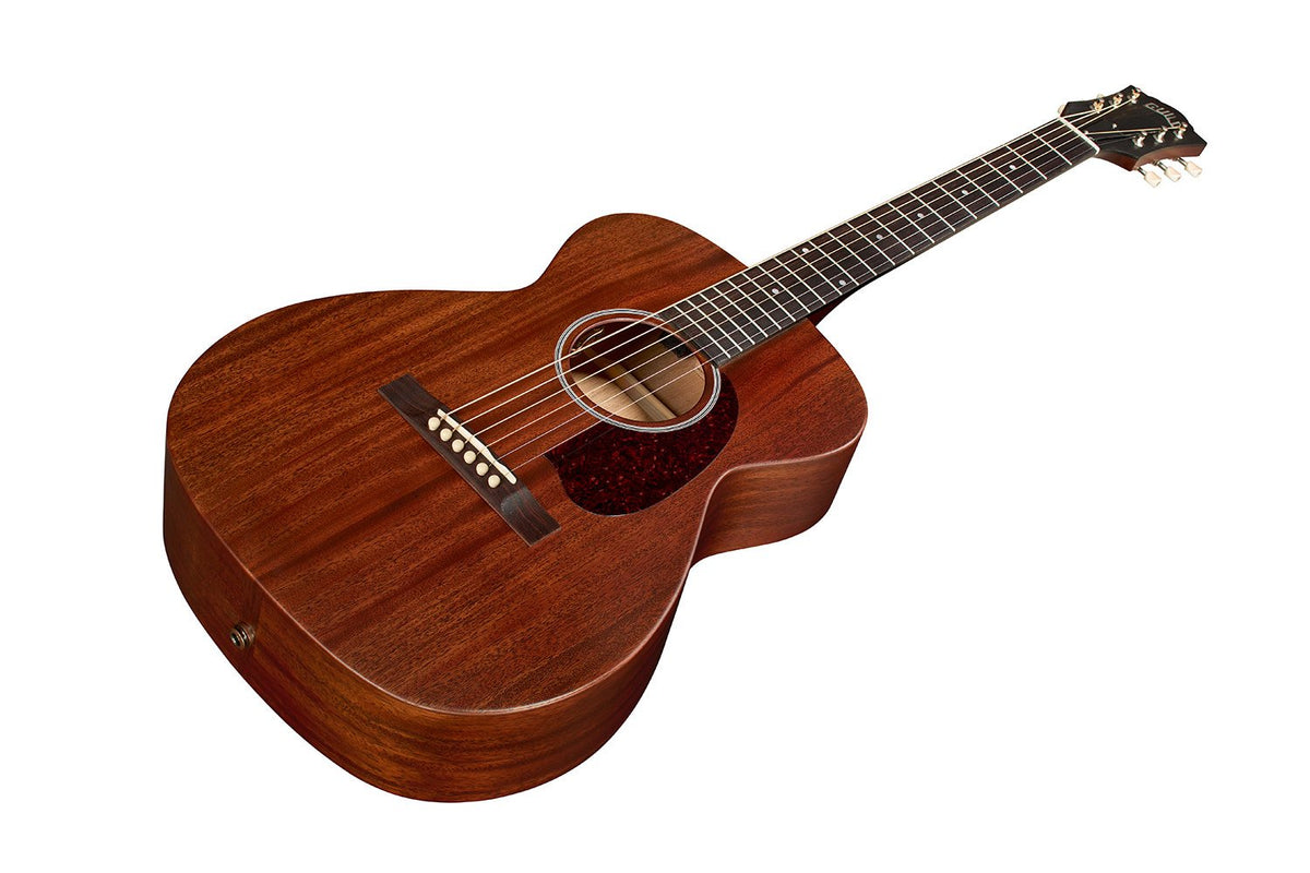 Đàn guitar acoustic điện Guild M-20E màu Natural – góc nghiêng 3/4 toàn thân