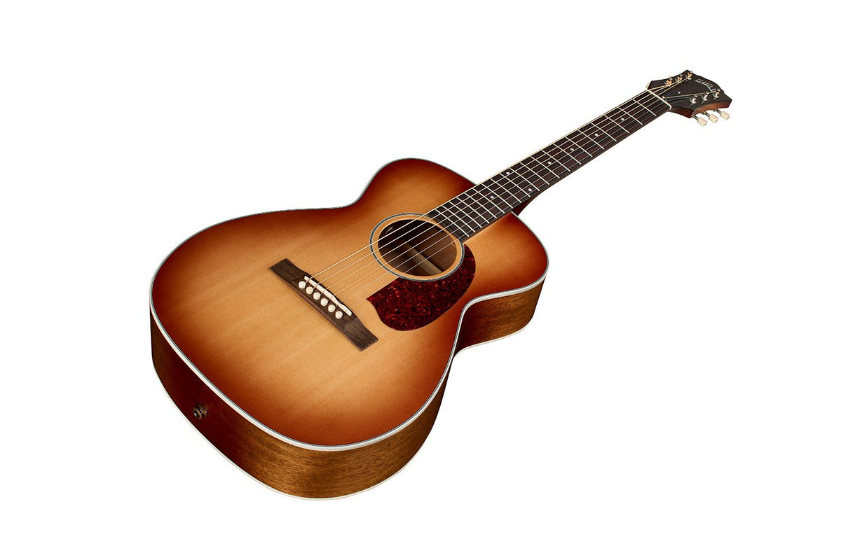 Đàn guitar acoustic điện Guild M-40E Standard màu Pacific Sunset Burst – góc nghiêng 3/4 toàn thân