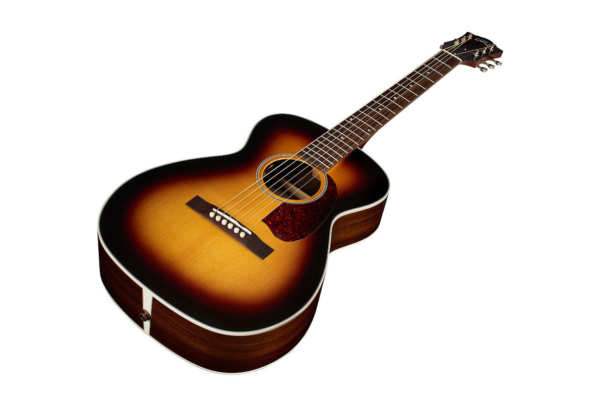Đàn guitar acoustic điện Guild M-50E Standard màu Antique Burst – góc nghiêng 3/4 toàn thân