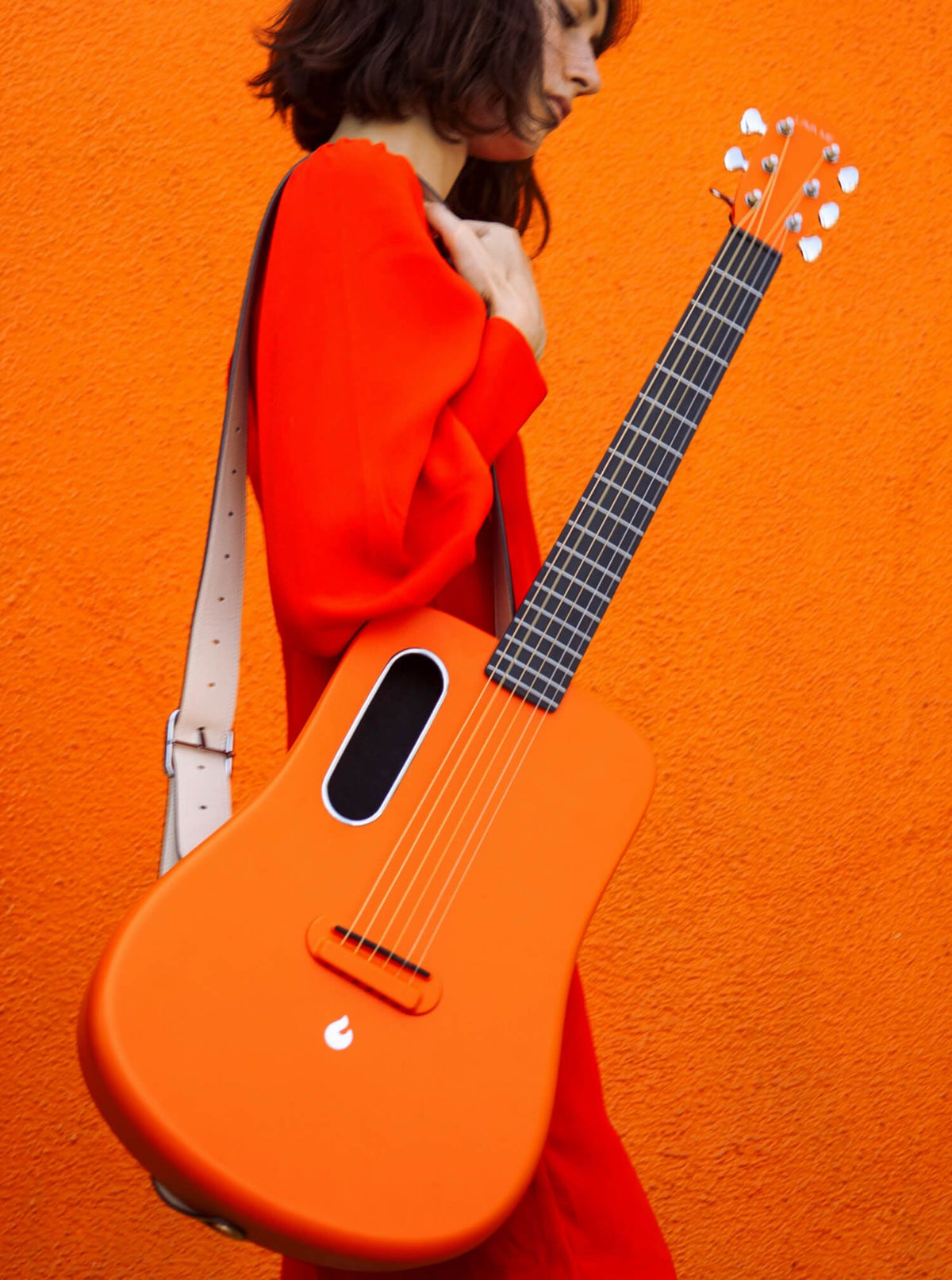 Đàn guitar acoustic Lava Me 2 màu Orange – ảnh người chơi thực tế